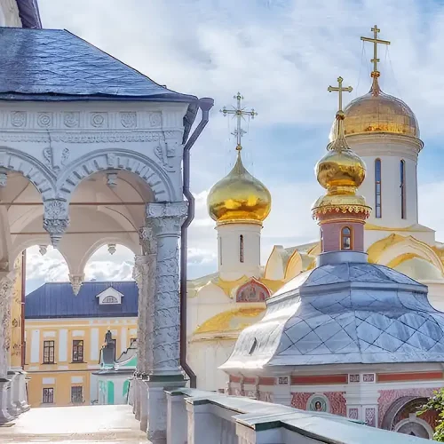 В туре по Сергеев посаду Мы посетим крупнейший мужской монастырь Русской православной церкви - знаменитый "Свято-Троицкая Сергиева Лавра", представляющий собой целый комплекс достопримечательностей. В частности собор XV века, над иконостасом которого трудился сам Андрей Рублев, церковь Сергия Радонежского, Лаврская колокольня в 5 ярусов и многое другое.